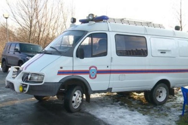 Спасатели транспортировали больного мужчину в автомобиль скорой медицинской помощи.
